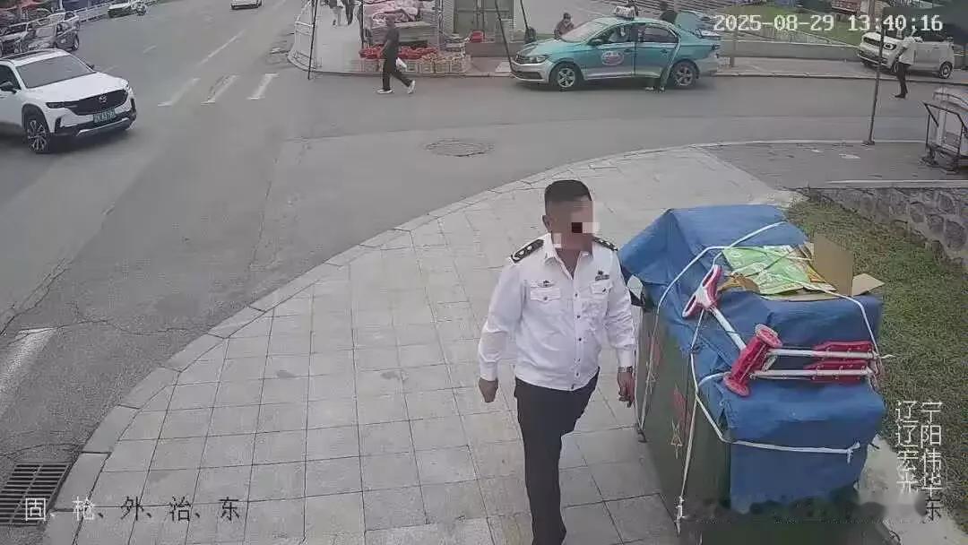 这是...来搞笑的？光天化日之下，竟有人敢冒充“省厅领导”大摇大摆闯进派出所指手