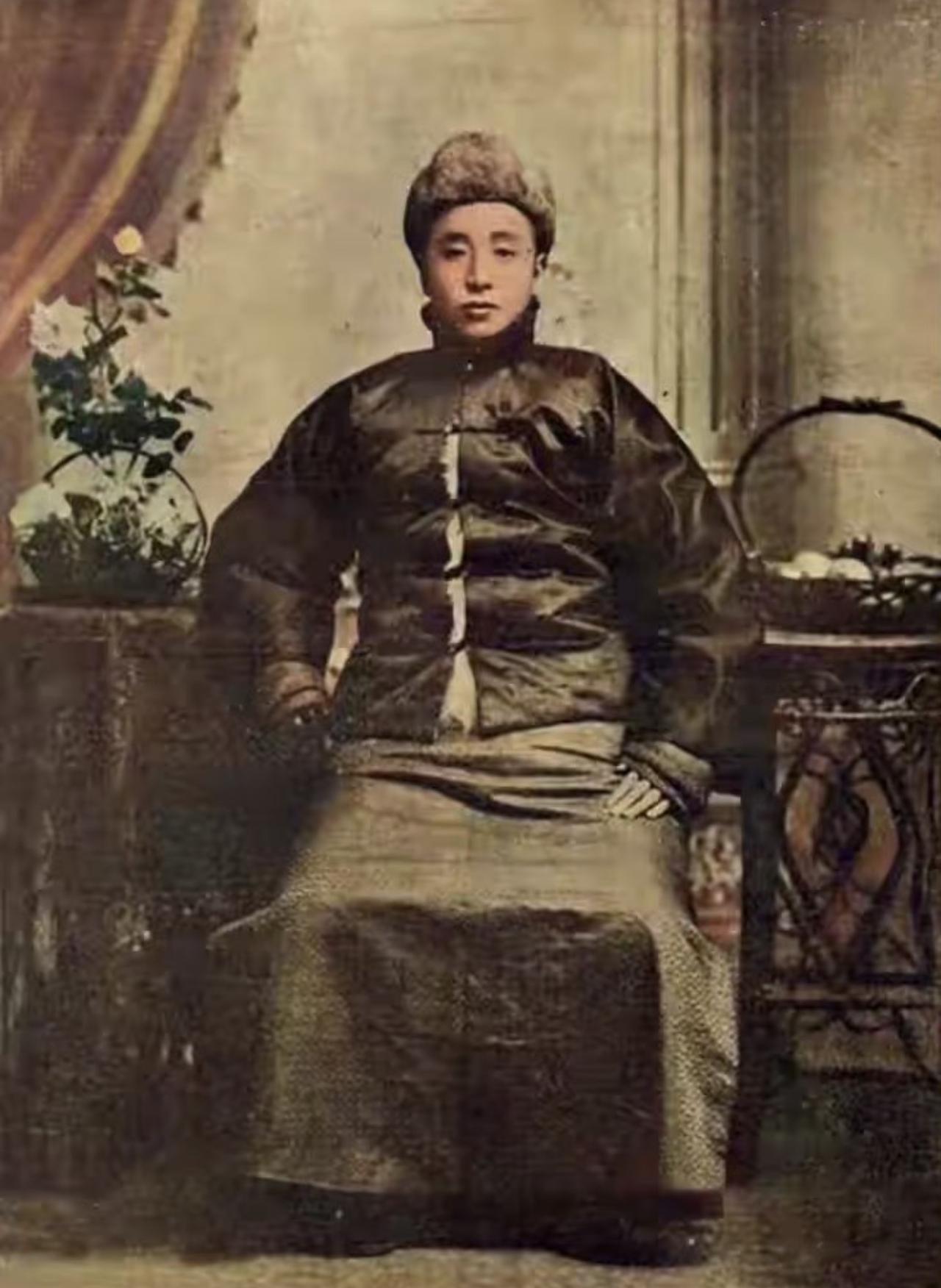 哎我去，据说这是张作霖年轻的时候，看着不像个军阀粗人，倒像个斯文人，而且也比他儿