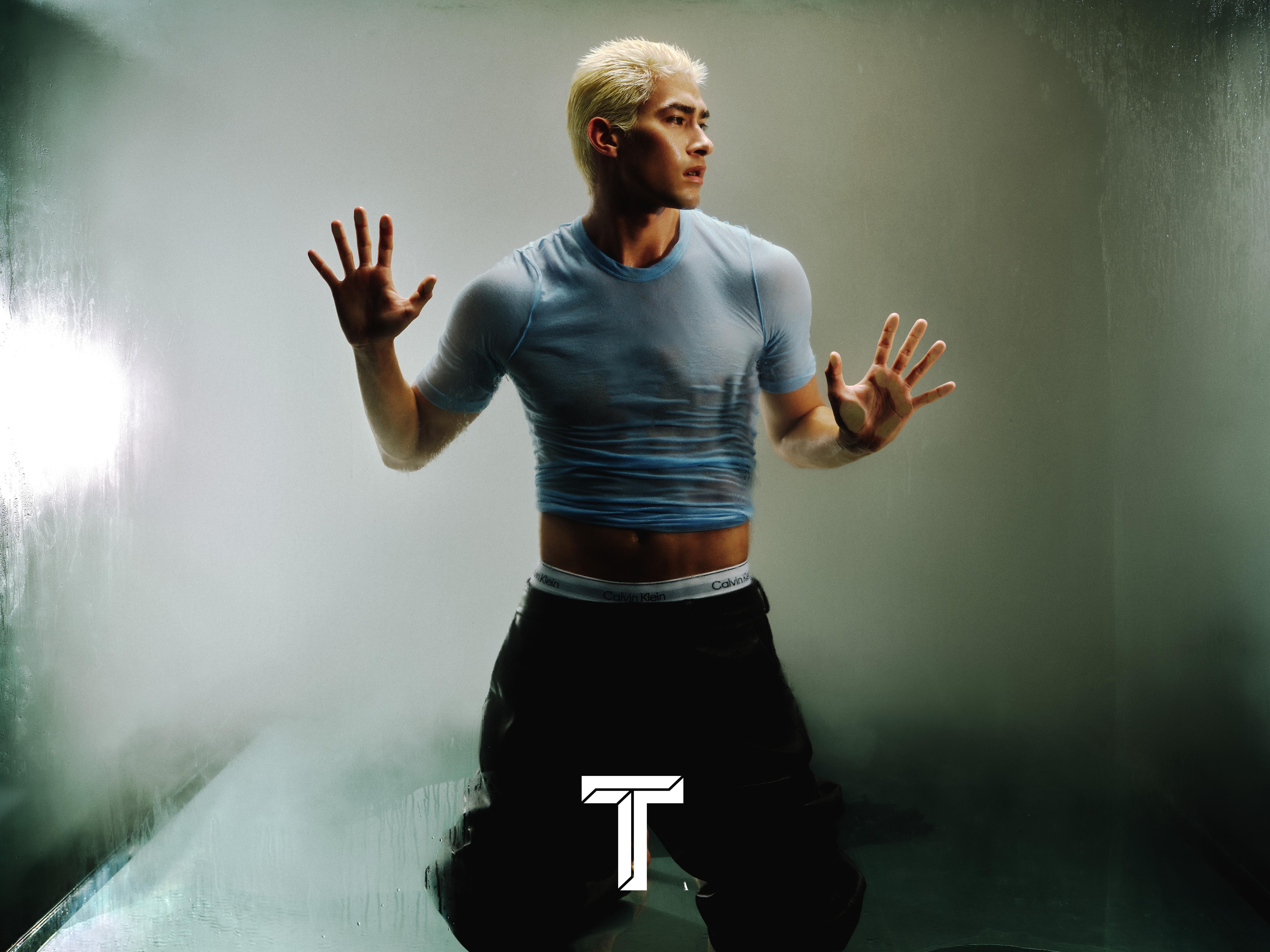 拍硬照这块儿就没输过哈 ，来自 T Style 二月新刊封面 ，一组极具视觉冲力