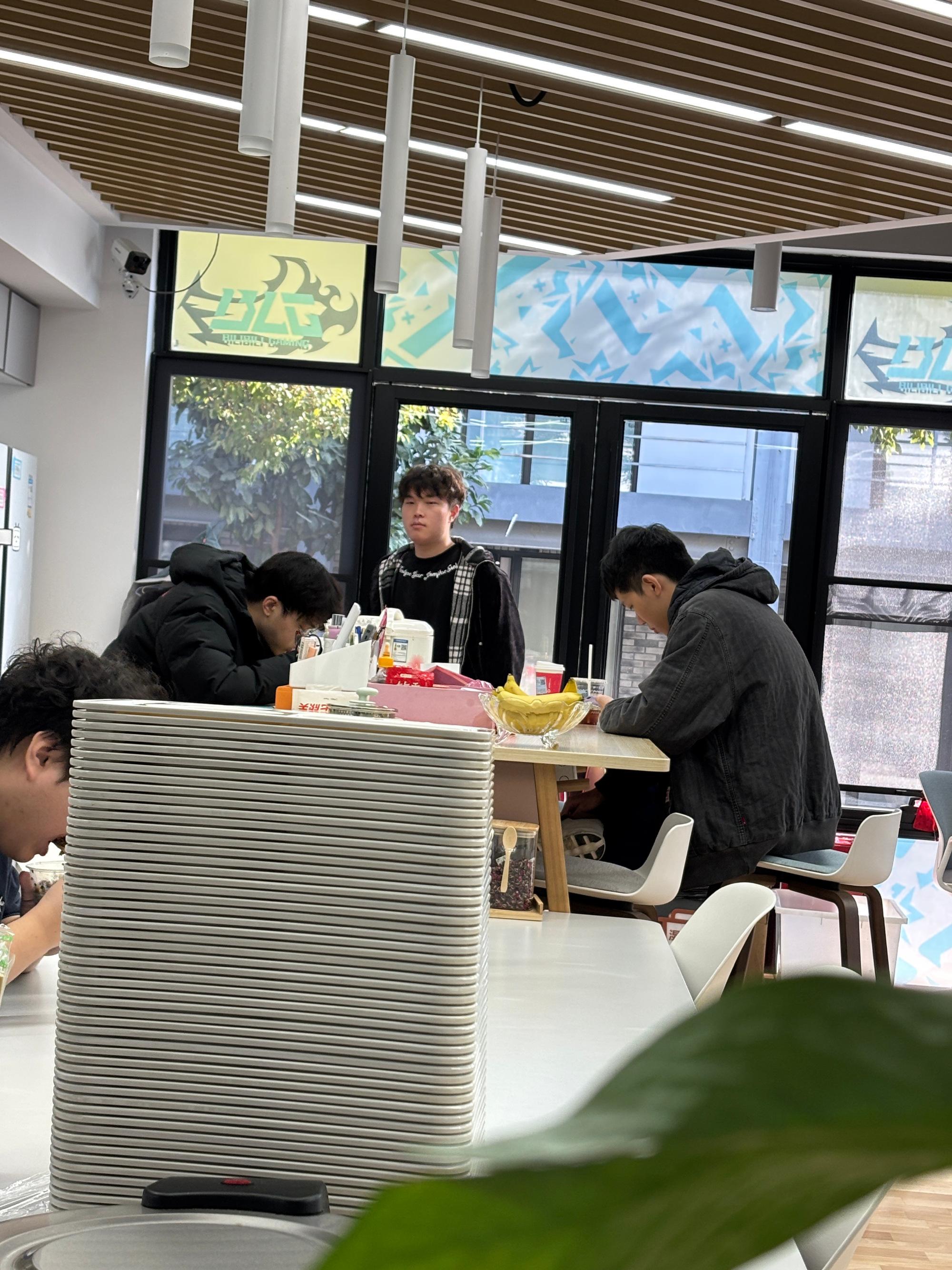 BLG官媒晒队员日常照：逮到在食堂吃饭的三小只