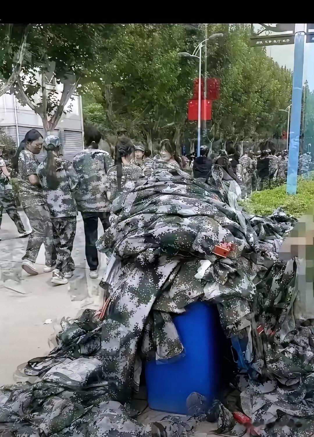 刚刷到一段特别触动我的事，很多人总把体面理解成光鲜亮丽，可看完这个女孩的选择，才