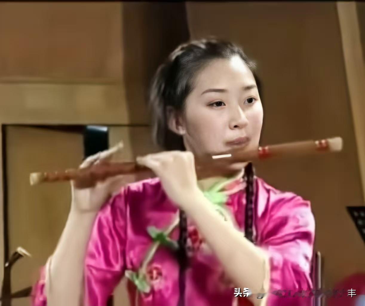 二零零五年七月，十一岁的孙楚泊登台演出的影像。

演奏的台风、台姿，神态，真是超