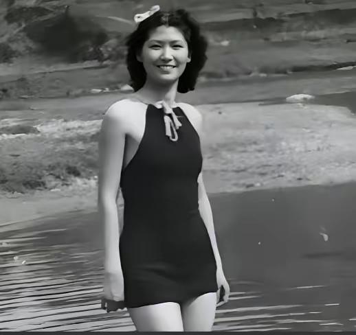 1940年，国民党外交官傅秉常带着情人江芳苓到重庆北温泉公园游玩时，喜欢摄影的他