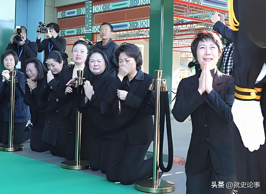 梨园泣别！八宝山长跪不起，李胜素一众弟子送恩师梅葆玖。2016年，北京八宝山殡仪
