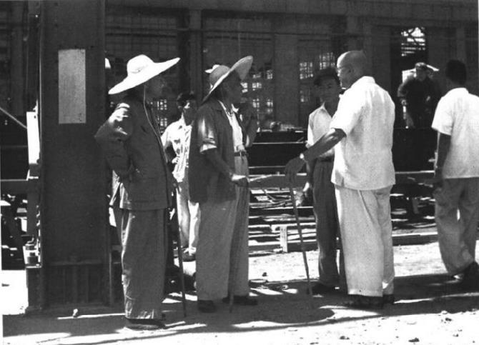 1954年8月，朱德视察山海关桥梁厂。