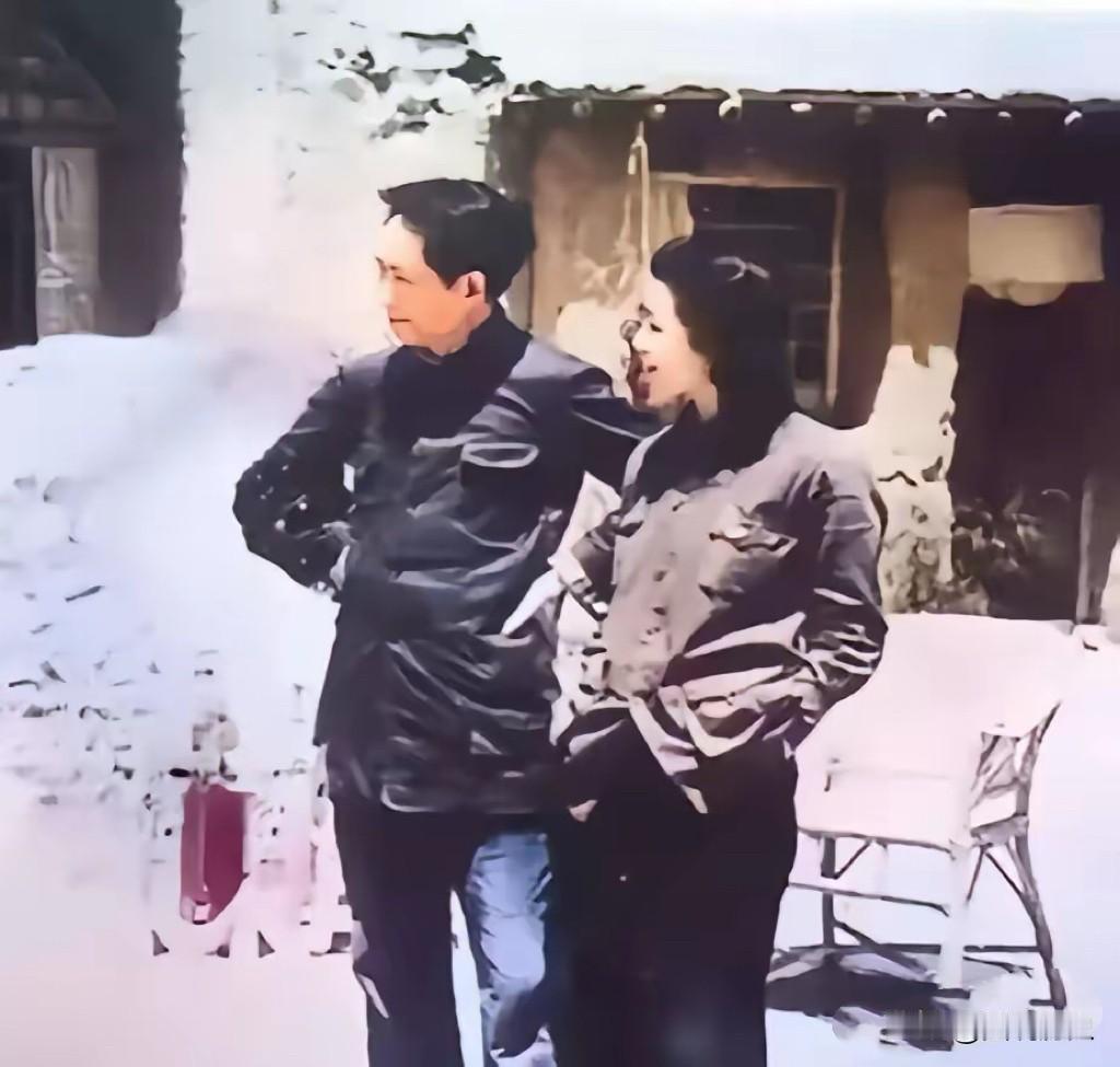 艰难时刻，一对夫妻在雪地里留下一张珍贵合影， 转战陕北，他们夫妇相濡以沫，相互扶