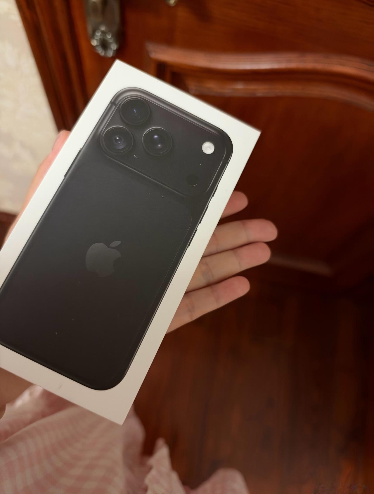 其实我一直觉得被男朋友送iPhone18pro首发是一件很普通的事情 买个新手机