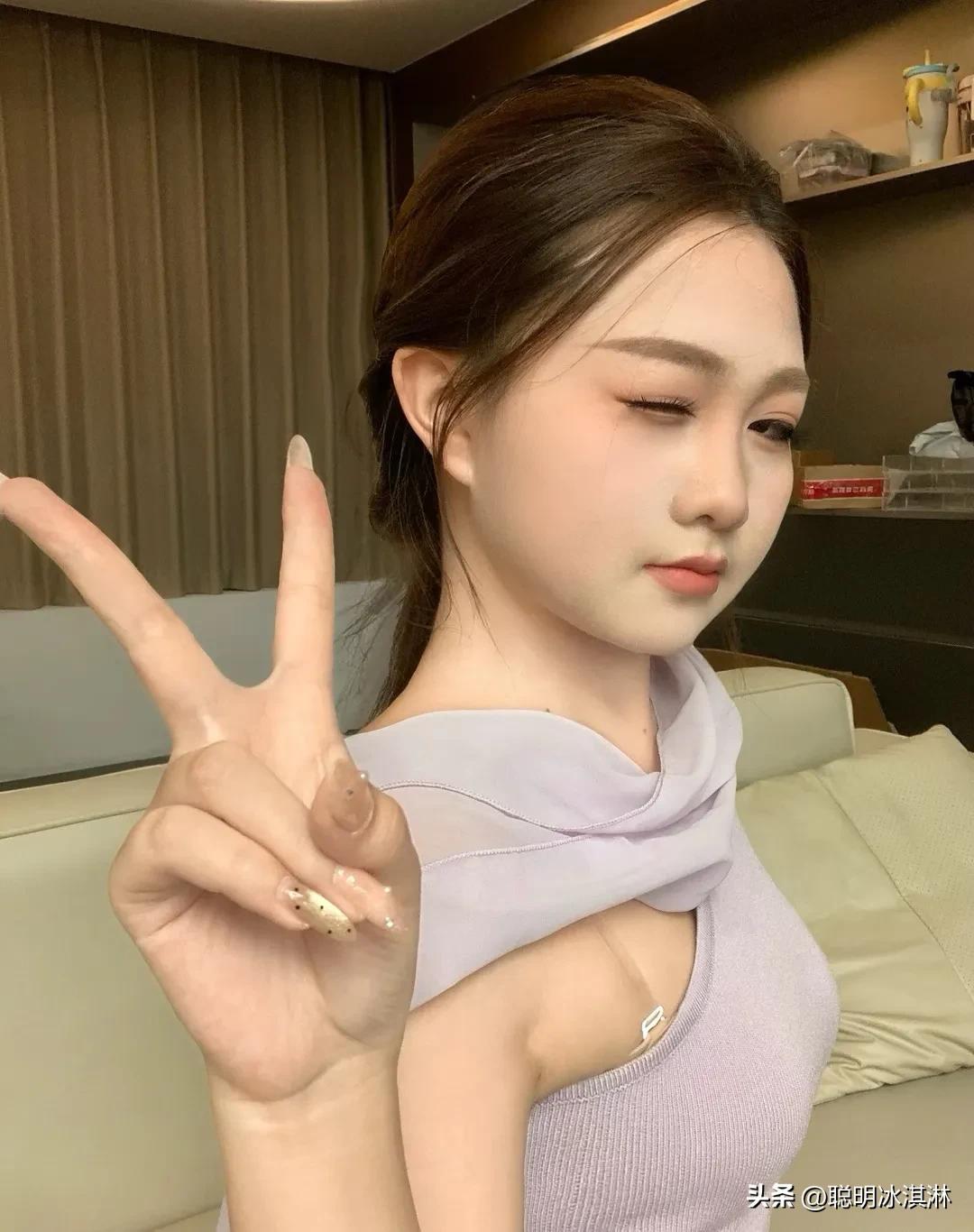 圆脸，是天生自带的可爱滤镜！  
谁说女神必须瓜子脸？
圆脸女孩笑起来，甜到心坎