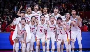 中国女篮现在有三大致命问题 首先是主教练固执和死板，看似热身赛排兵布阵搞了三四套