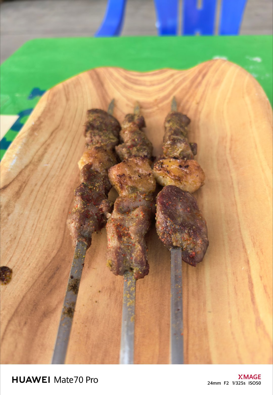 最好的情况是弄3串羊肉串，一份辣皮子拌面，再加一瓶乌苏[哈哈] ​​​