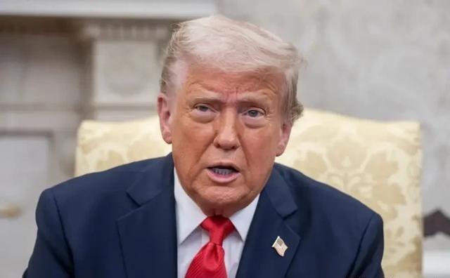 中国的沉默不是“避战”，而是最高级的“蔑视”！当特朗普像个输红眼的赌徒，满世界勒