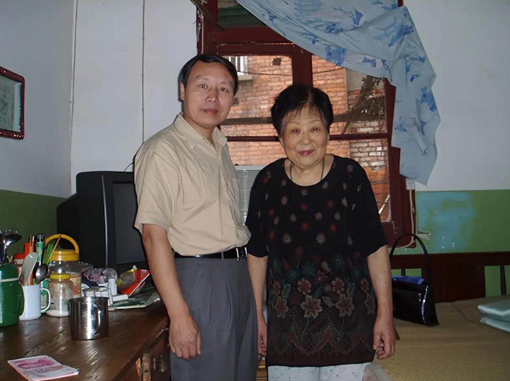 1940年，身为有夫之妇的袁竹林被日本兵欺辱，怀孕之后，日本兵他们强行按住袁竹林