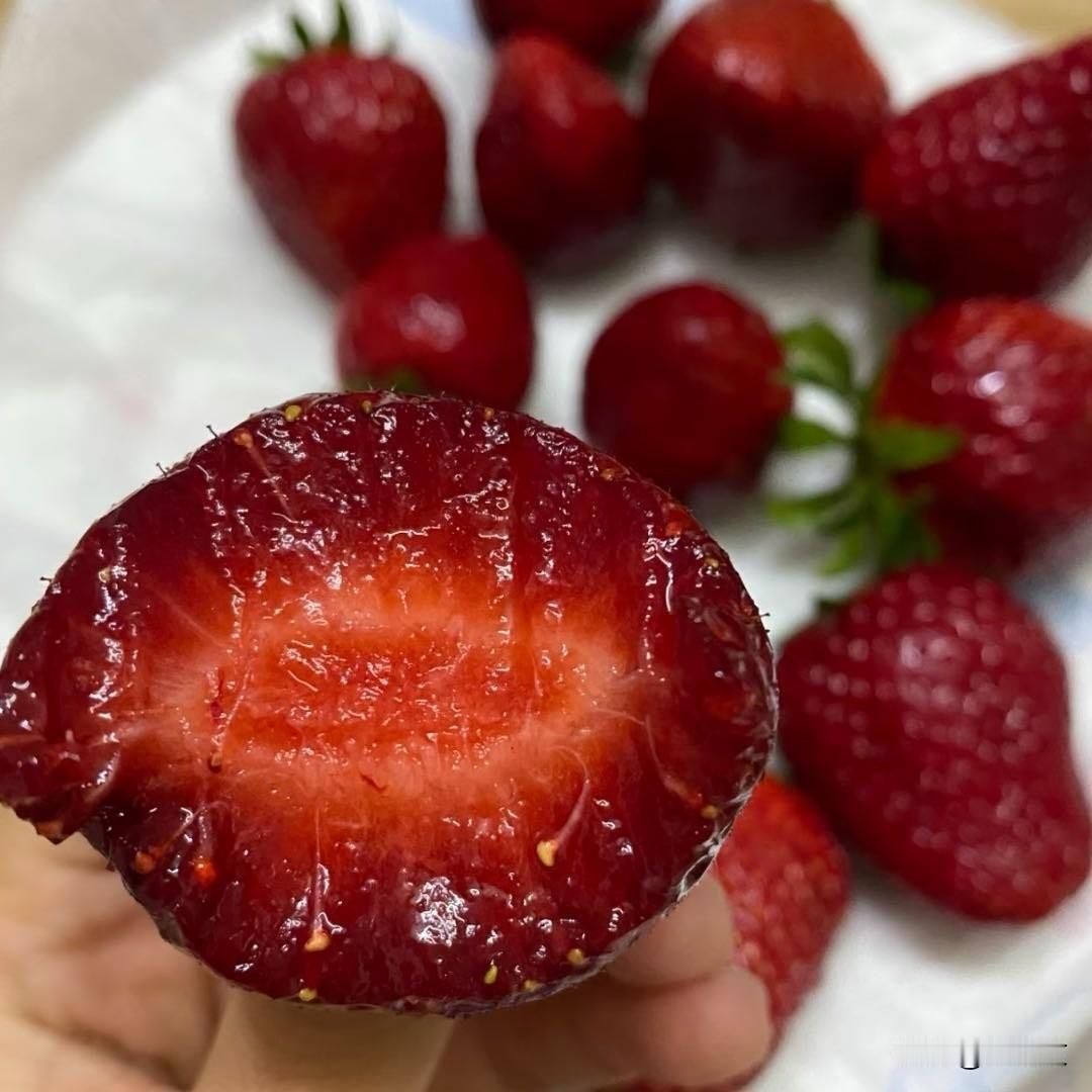 133元1斤草莓遭疯抢，不是土豪傻，买单的全冲这3点
 
一颗草莓卖133块一斤