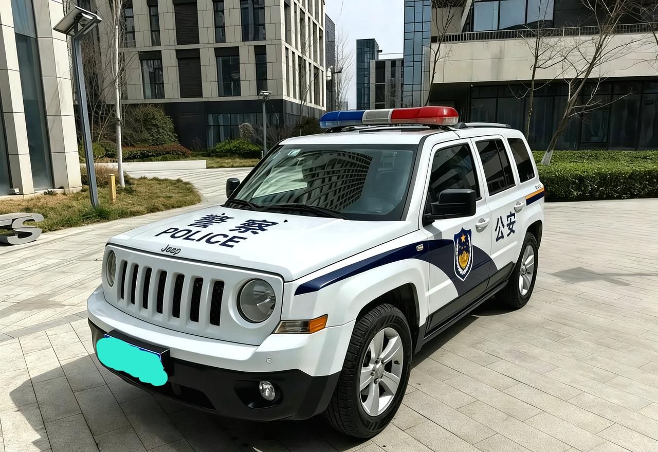 今天在互联网上了解到了一个信息。以前我一直以为电视剧里的警车是真的，后来我才发现