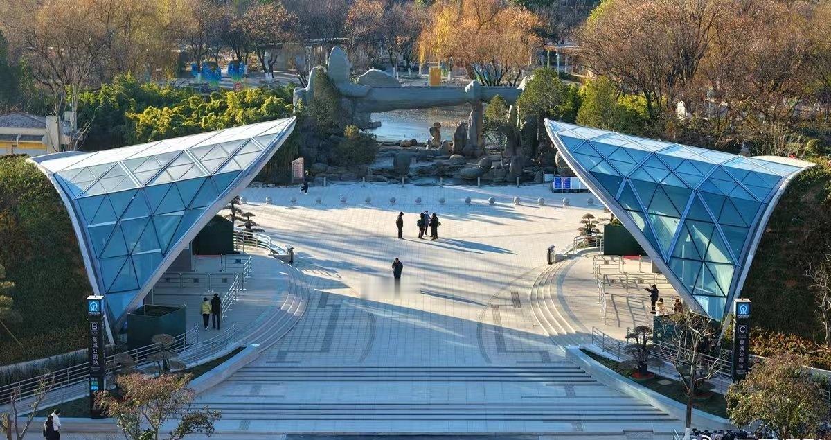 “醉”美地铁站亮相泉城
     当济南地铁4号线的泉城公园站揭开面纱，这座与自