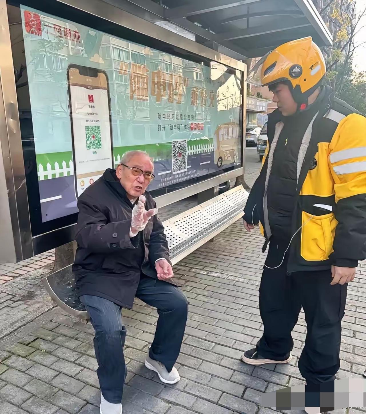 高中老师葬礼上，穿黄衣的外卖小哥哭着磕了三个头：有些情分，比血缘更暖

高中老师