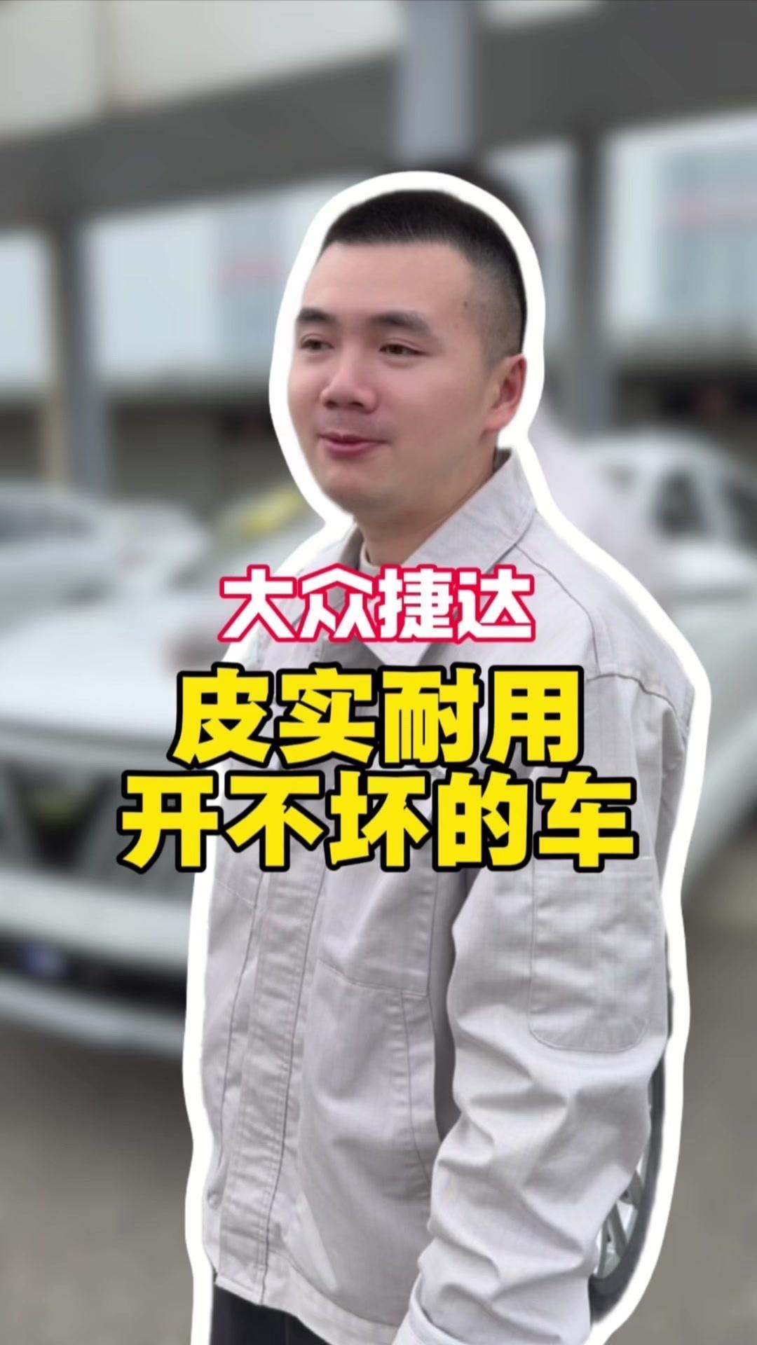 处理鸡尖：先洗干净，冷水下锅焯水，放两颗姜去腥味。水开后煮一两分钟，会浮很多血沫