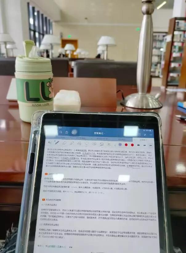 在图书馆赚学费😅😅
交了几千的学费
-我在图书馆赚点电费不过分吧😅我的手机