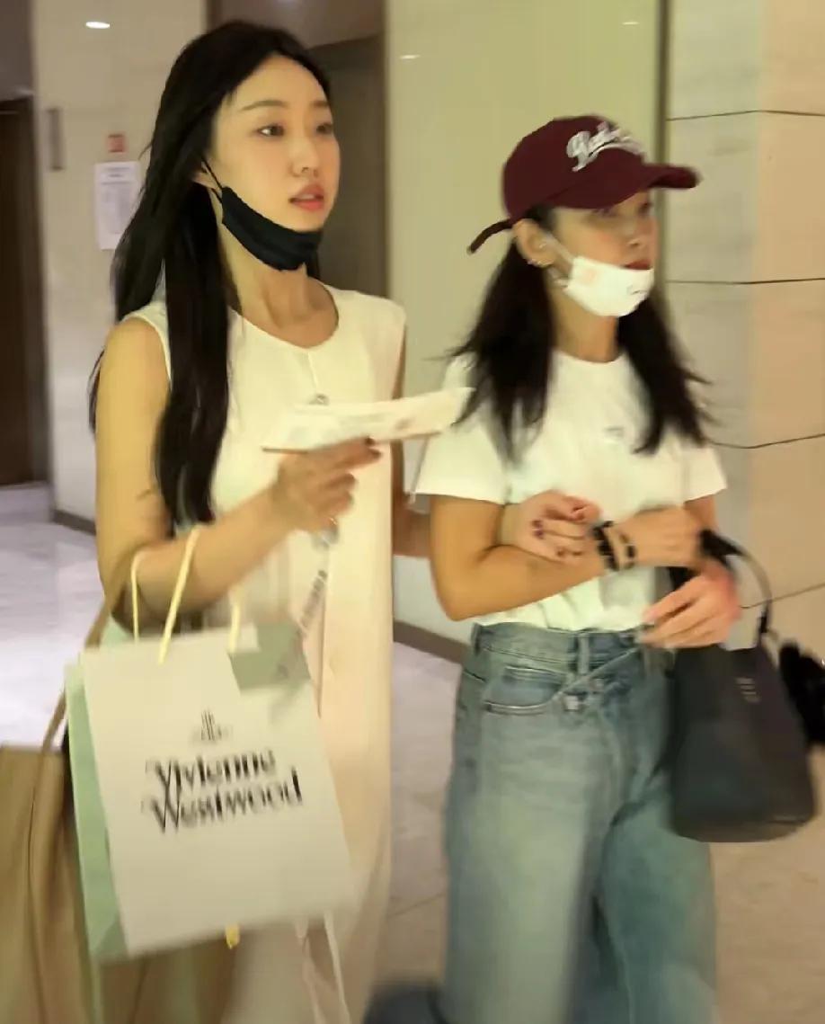 7月27日，有网友偶遇管乐李冰冰手挽上一起去看舞台剧，两人穿着都很休闲，取到票以