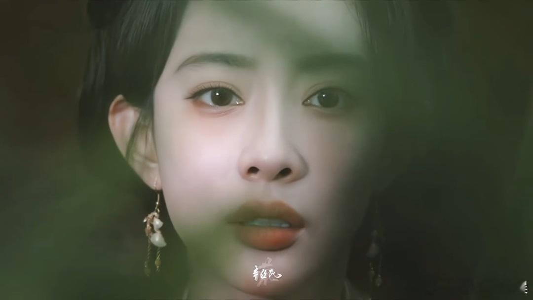 孟子义的美貌就应该这么怼脸拍 救命！孟子义在树林里的每一个怼脸镜头都杀疯了！她躲