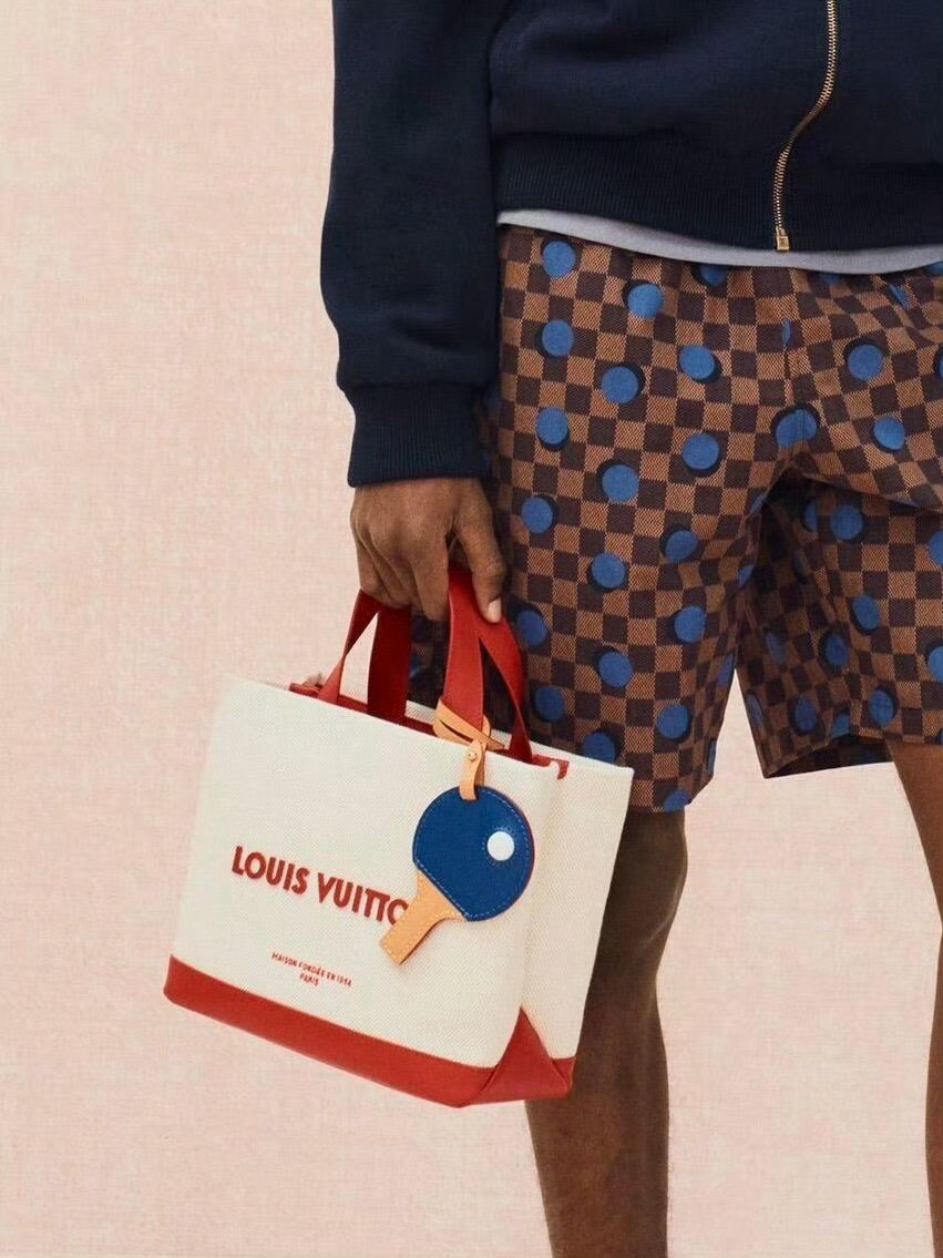 LV兵乓球拍挂饰Louis Vuitton2026早秋系列男装。乒乓球拍造型的包