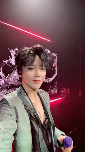 先把镜头拍一下下面的观众，ok了老铁们，谁就不累了，不要动，我真不跟你们闹声音。