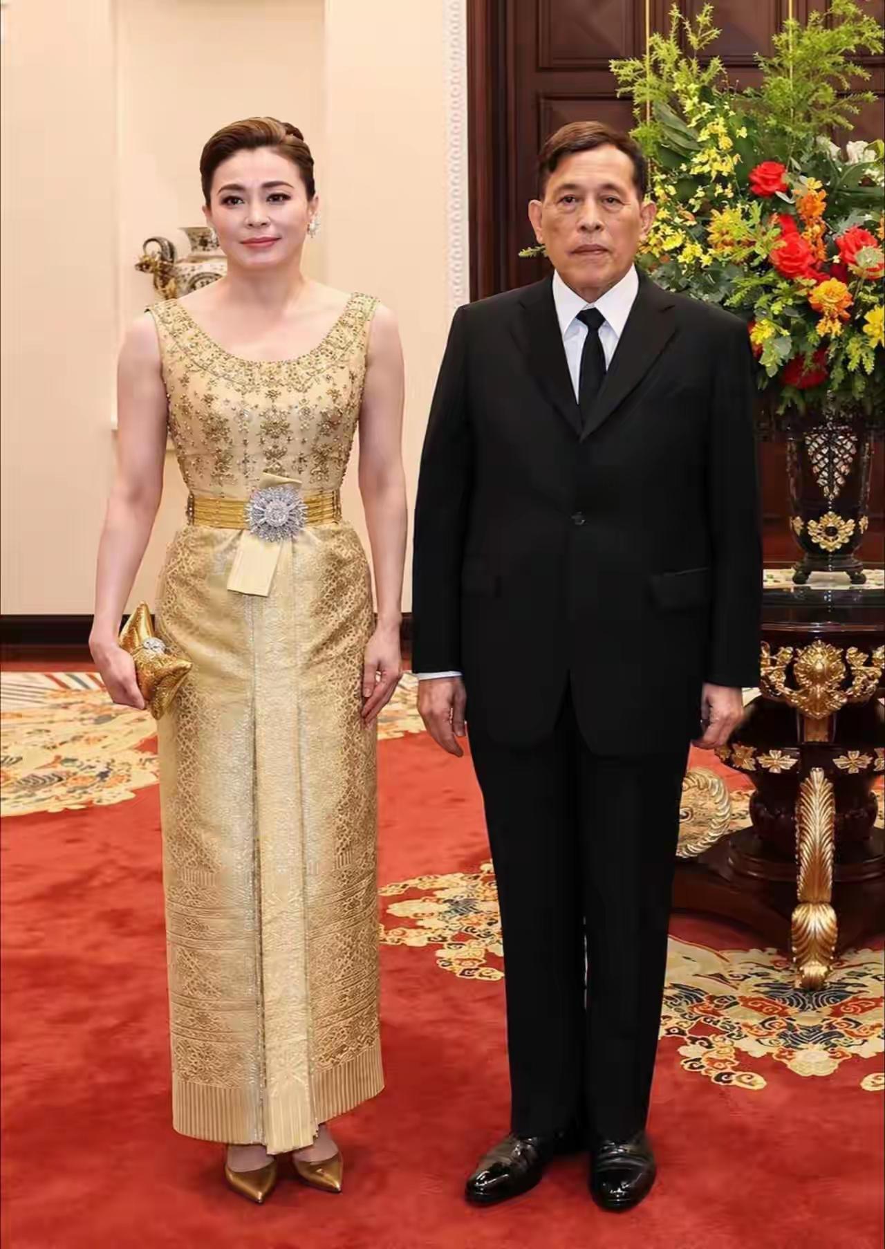 苏提达王后惊艳亮相越南举行的晚宴，堪称金色女神，形象气质俱佳。
苏提达身穿杜斯特