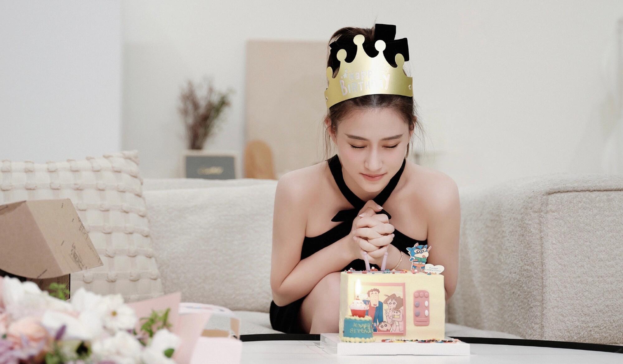 #窦骁何超莲最近合照#  何超莲生日，窦骁陪在身边好甜呀~[心]窦骁虽然在拍戏，