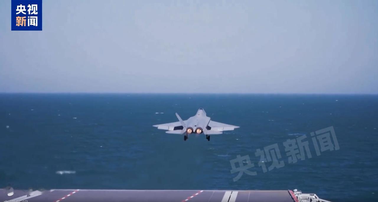 歼-35等完成在福建舰上弹射起飞，利剑出击，虽然我并不是军迷，但是看到福建舰上，