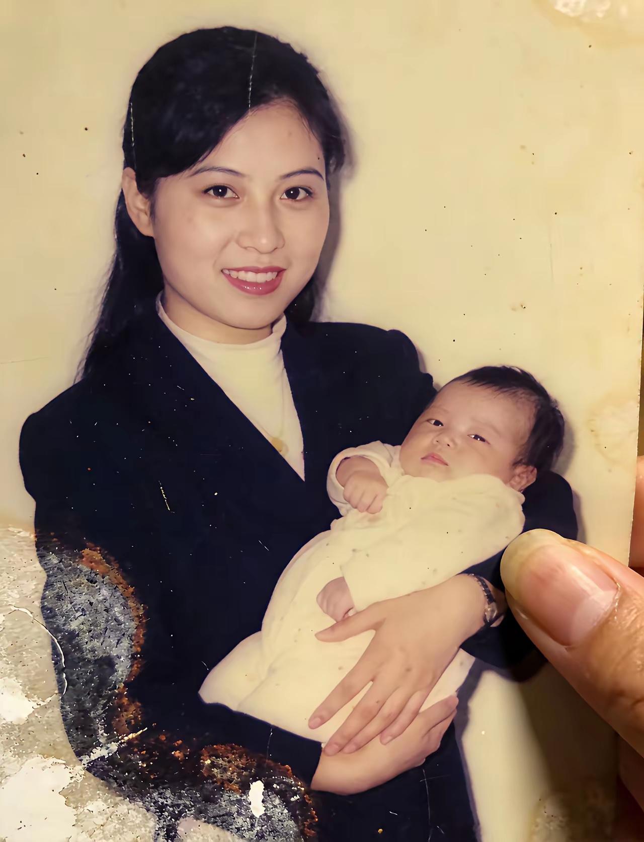 喜悦挂脸颊，
怀中抱娇娃。
初次为人母，
幸福爱有佳。
