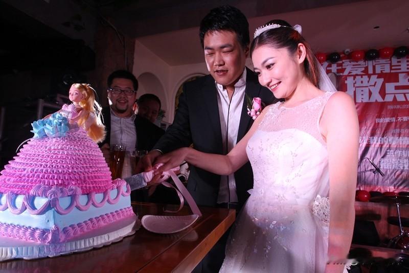 西充这对闪婚夫妻的遭遇令人唏嘘。相识仅月余便步入婚姻，却在女方遭遇宫外孕切除输卵