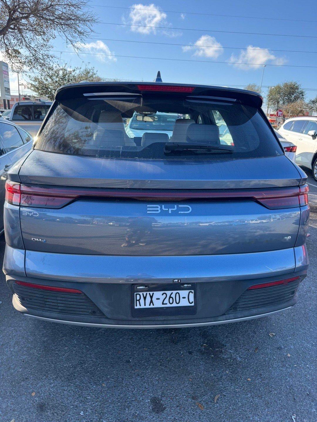 网友在美国德州看到的比亚迪～大v聊车电车出海比亚迪