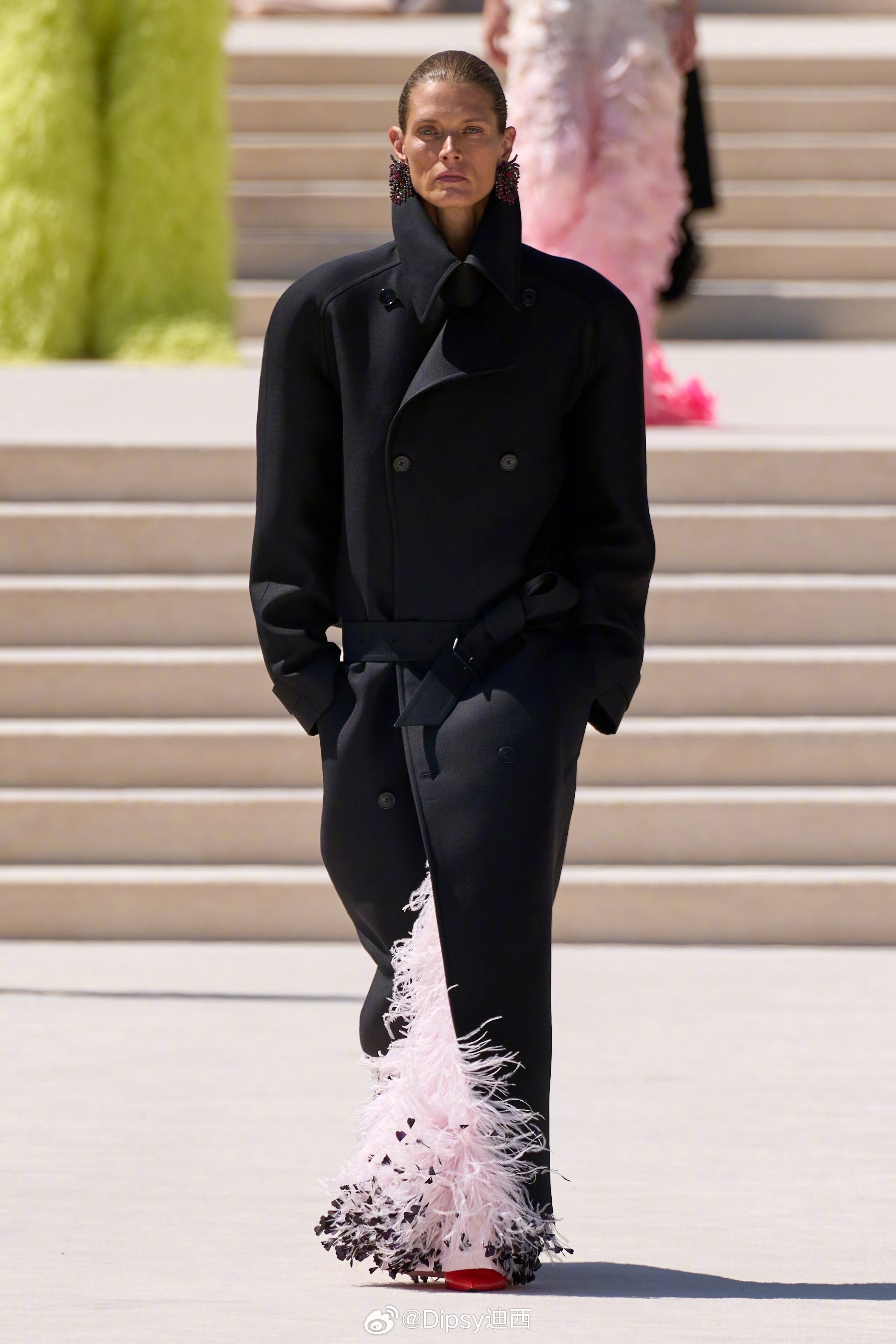 Pierpaolo Piccioli执掌的首场巴黎世家高定秀发布，跳出了此前暗黑