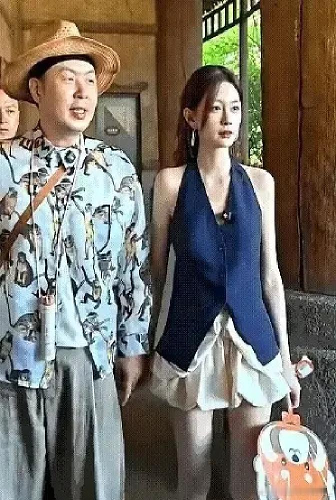 沈梦辰和杜海涛冷战三个月后，她主动上门求和。到门口第一件事，不是敲门，是低头看鞋