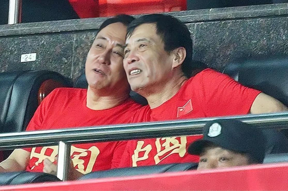 许家印和陈戌源畅谈国足未来！
陈：许总，关于足球发展我有几点看法
许：您指示
陈