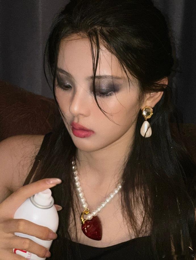 #来看娱乐[超话]##杨超越给自己化的妆# ​​​#杨超越湿发烟熏妆# 这个烟熏