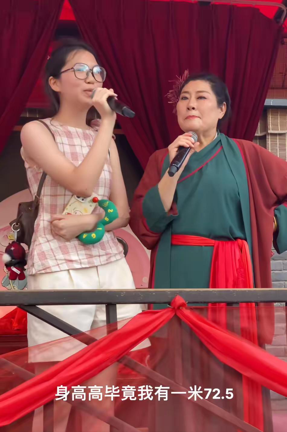 她提出了四点要求，第一要长得帅，长得帅的标准是有一点点像张凌赫和王安宇就可以了。