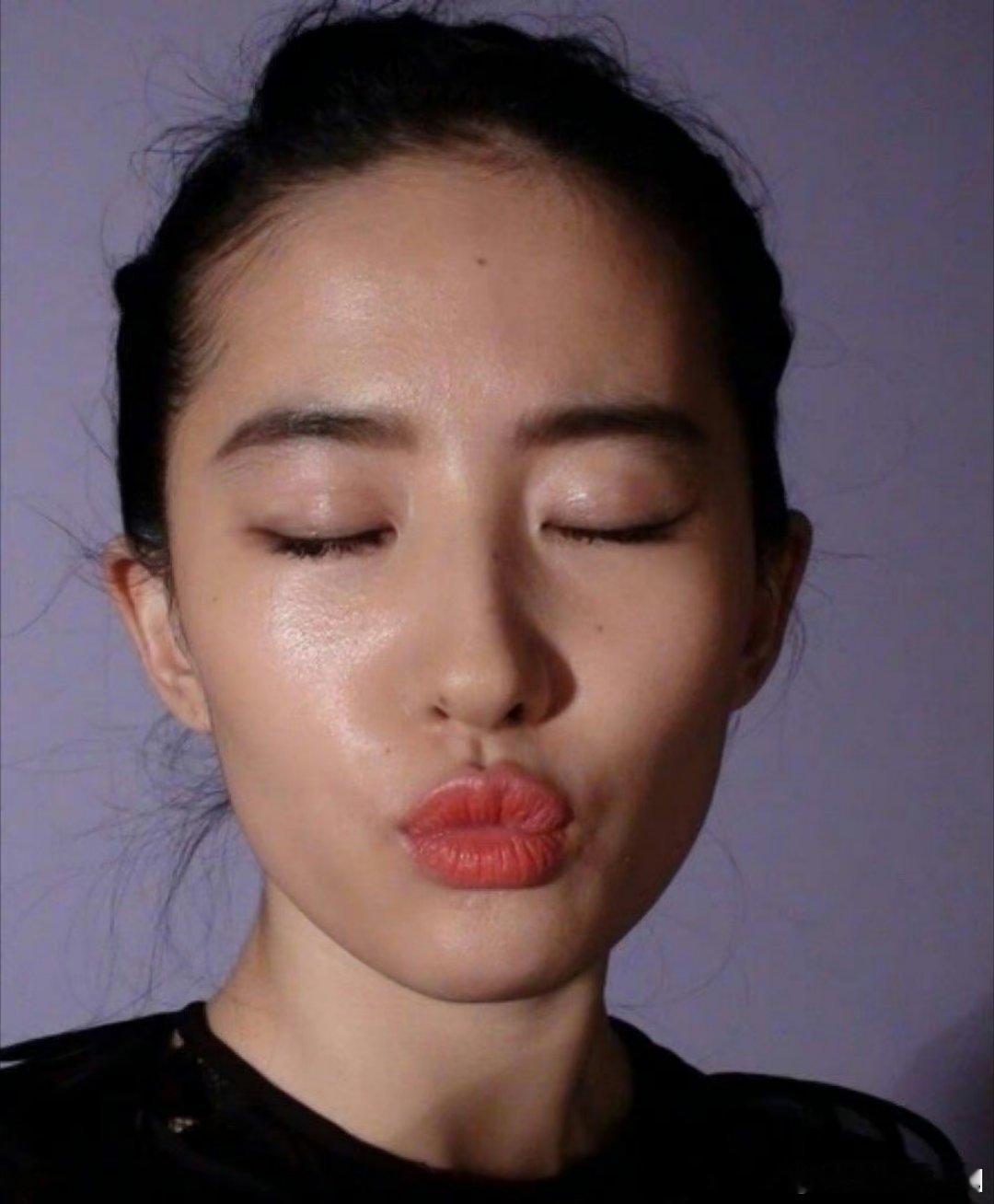 你给我说这是刘亦菲的自拍嘛[允悲][允悲][允悲]怎么这么雷啊，这就是神仙姐姐嘛