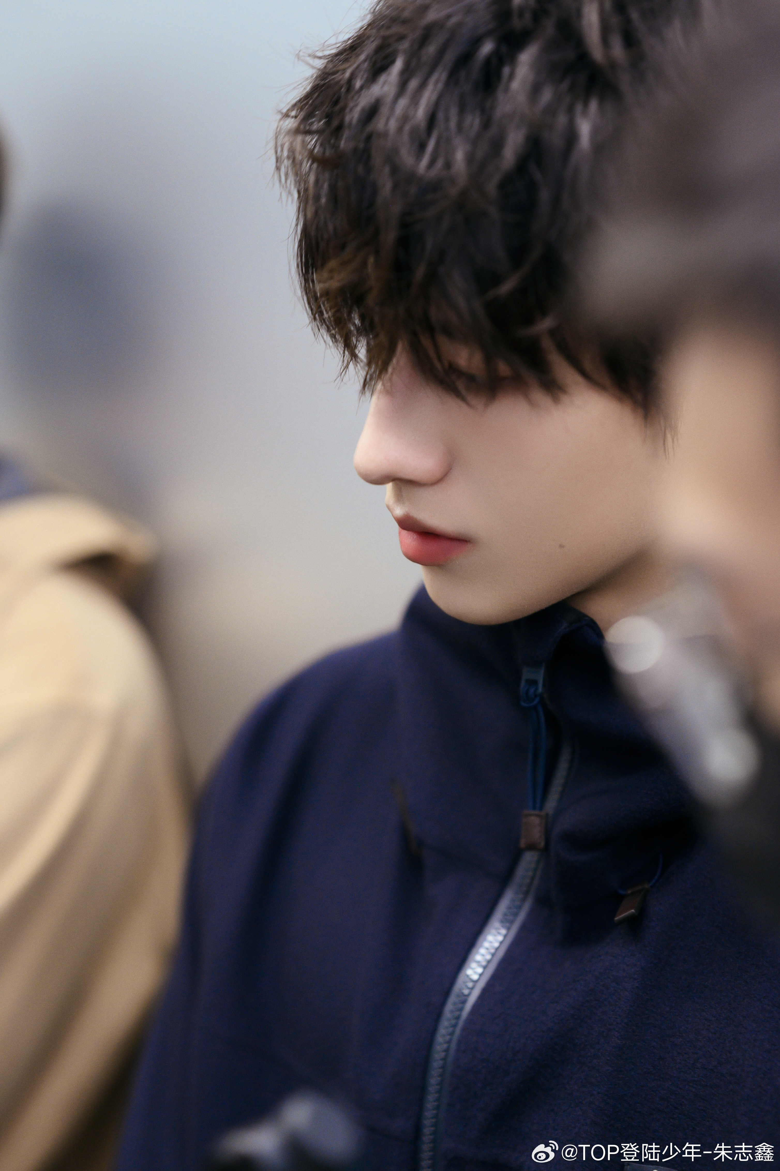 朱志鑫 × PRADA看展造型来自Prada羊绒连帽夹克舒适与精致裁剪彰显独特魅