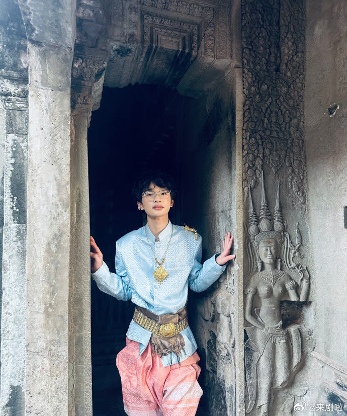 钟美美没有被原生家庭困住钟美美带着伤痕依旧活得自洽他接纳了所有不完美的过往，不再