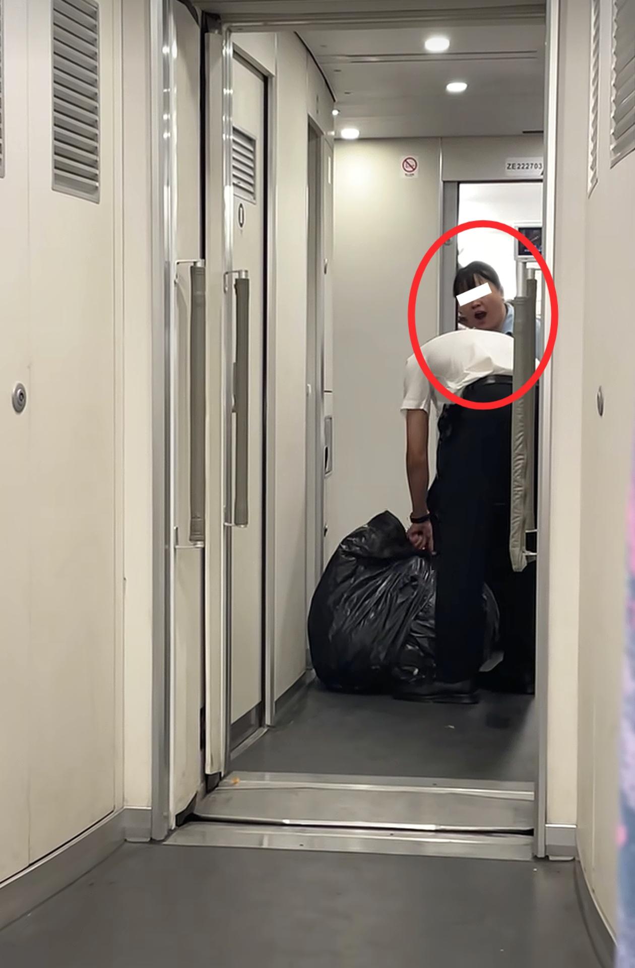 D2147女乘务员对实习生怒吼后续来了：已被停职处理！
近日，江西一位女网友爆料