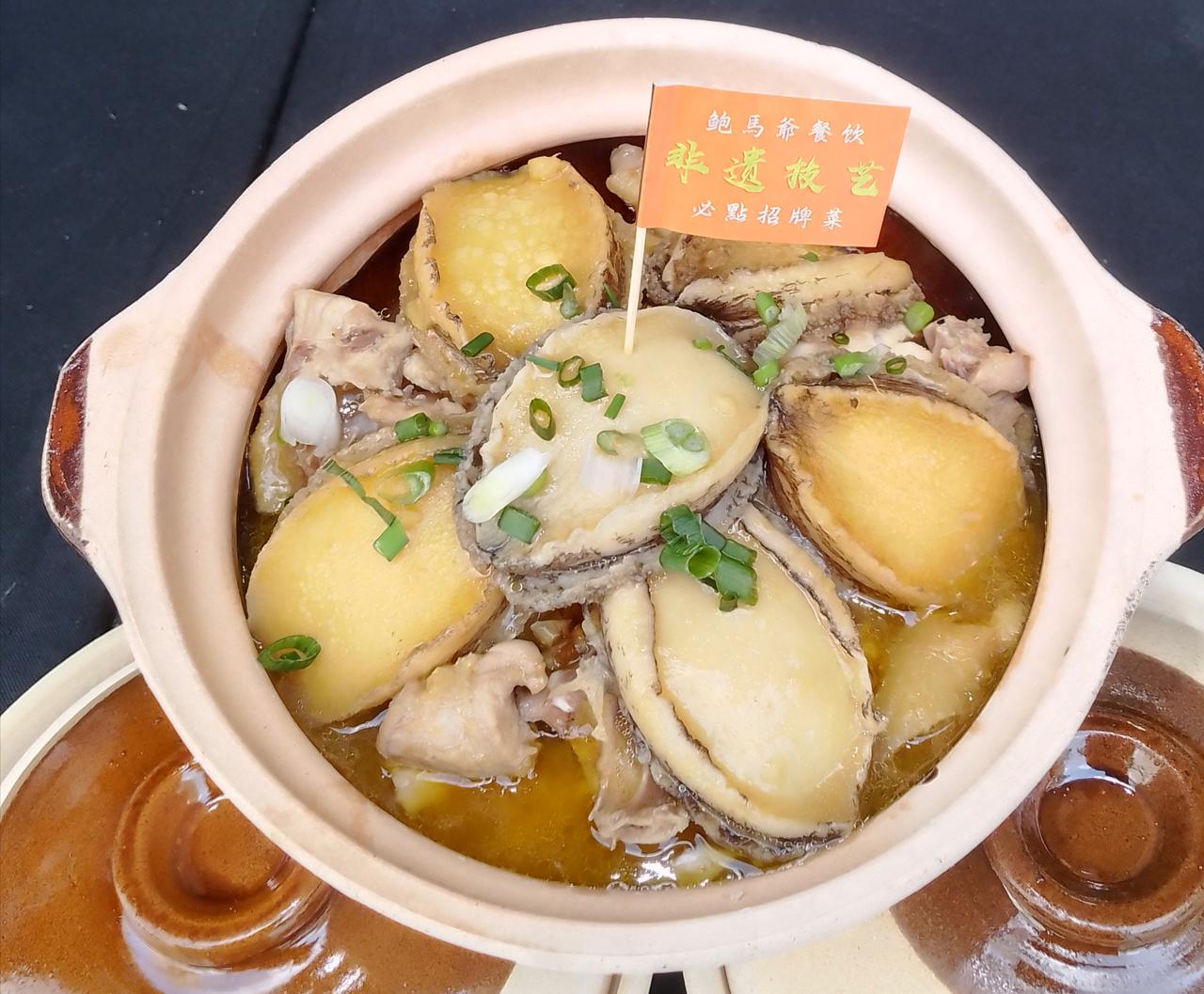 今天女儿叫我下午3点前去到海心沙美食节，她说早点去人比较少，叫我买烧鹅佛跳墙，鲍