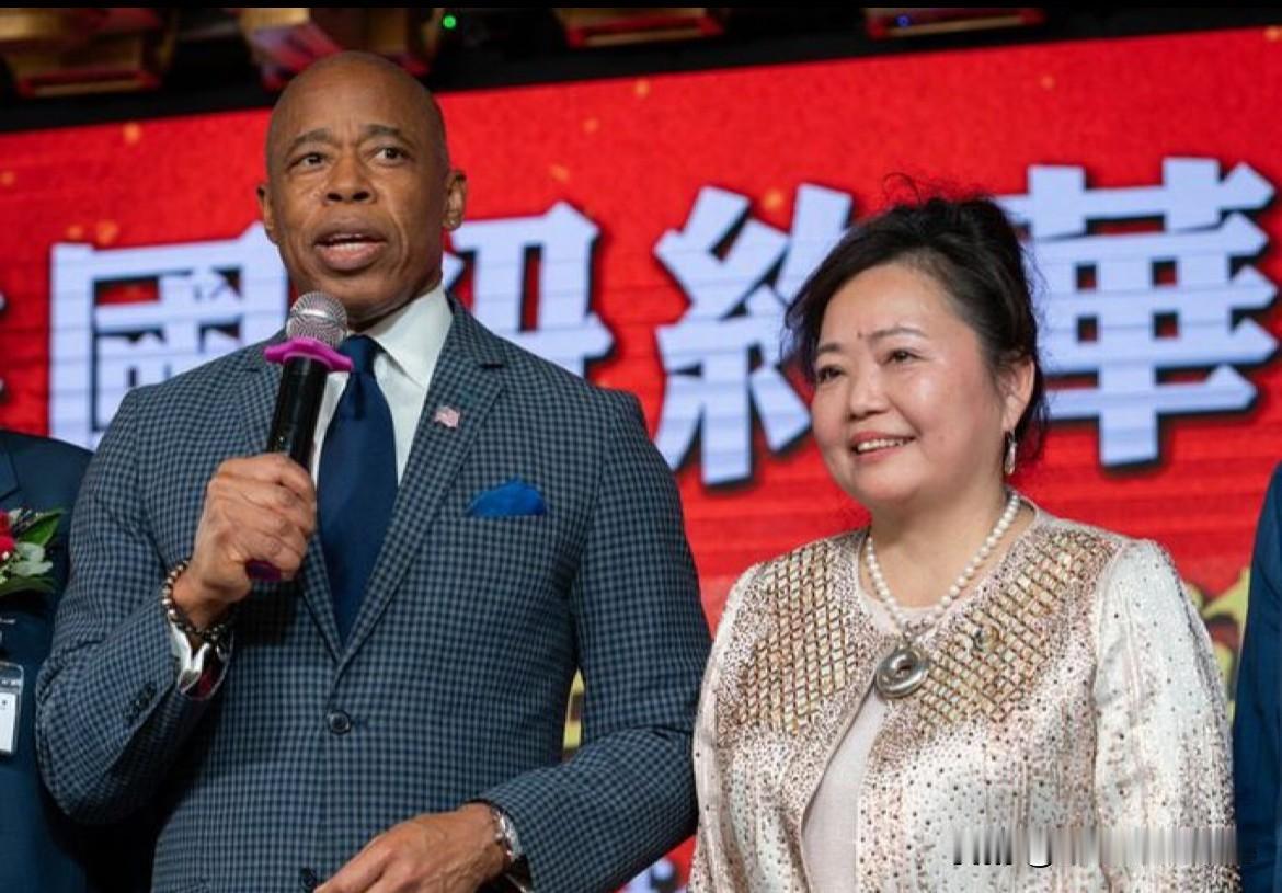 纽约时报报道：现任纽约市长亚当斯的竞选顾问郑祺蓉给采访记者塞红包现金引发争议，但