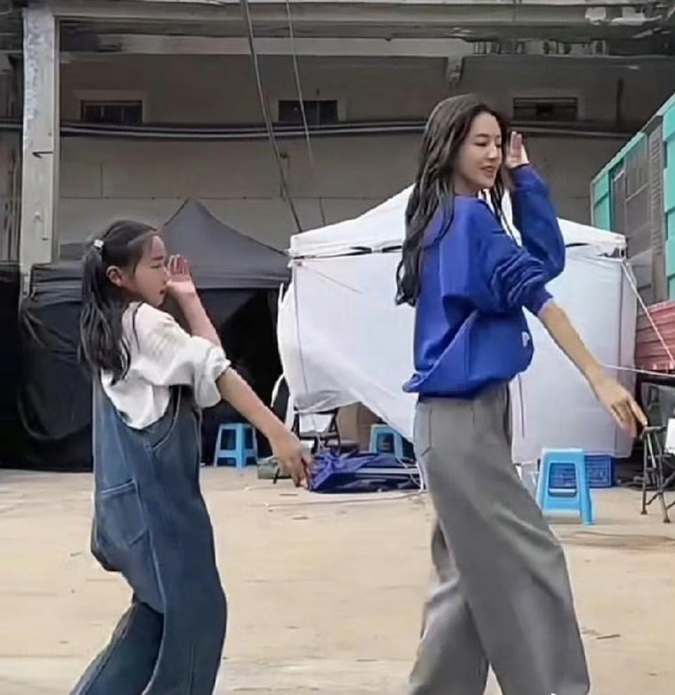 董璇女儿“小酒窝”年纪不大，却能在舞台上绽放异彩，背后原来有位“大牌老师”——佟