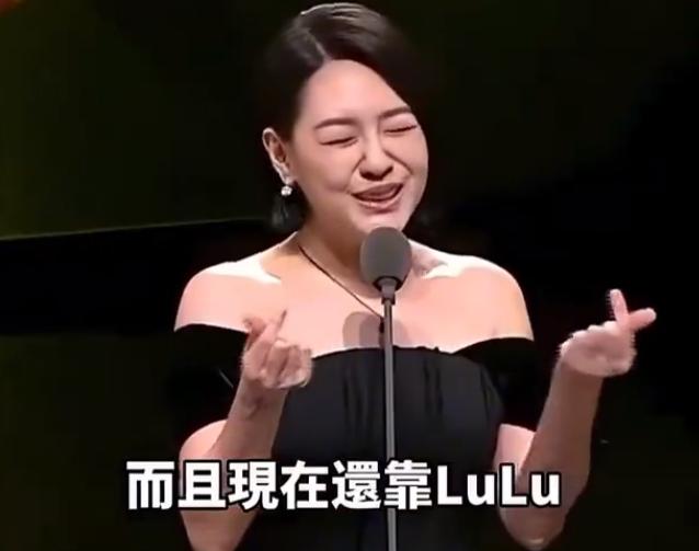 直到大s去世，
才看懂小s为何坚持不离婚了！
不是因为她有多爱许雅钧，也不是因为