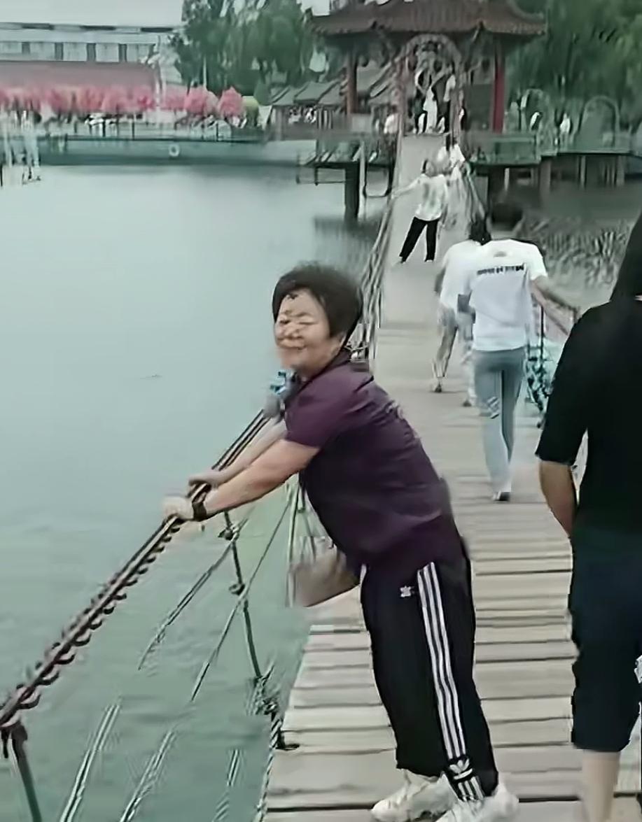 大妈花钱旅游，就为干这事？
     生活好了，走出家门，看山、看水，看风景，获