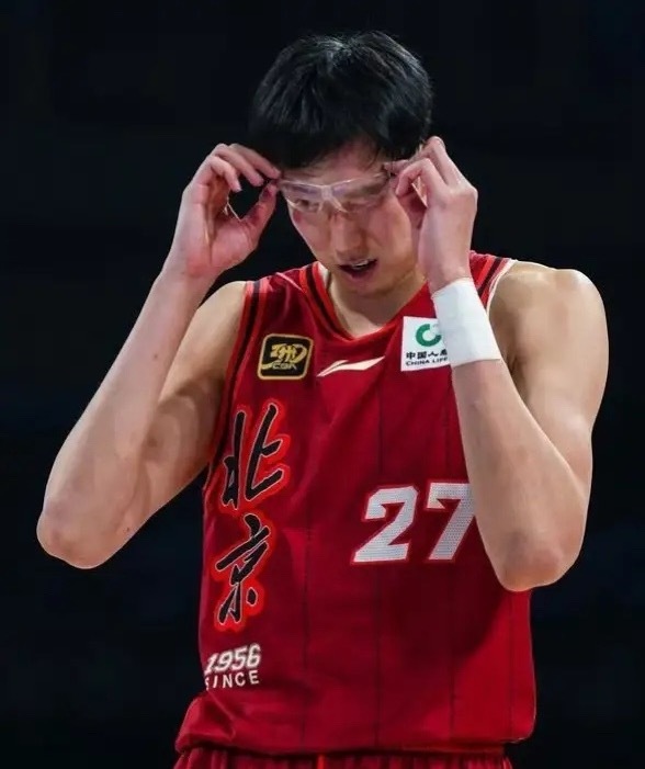 CBA新赛季，北京男篮19人大名单：01 李永瀚：20岁 3号位/4号位02 张