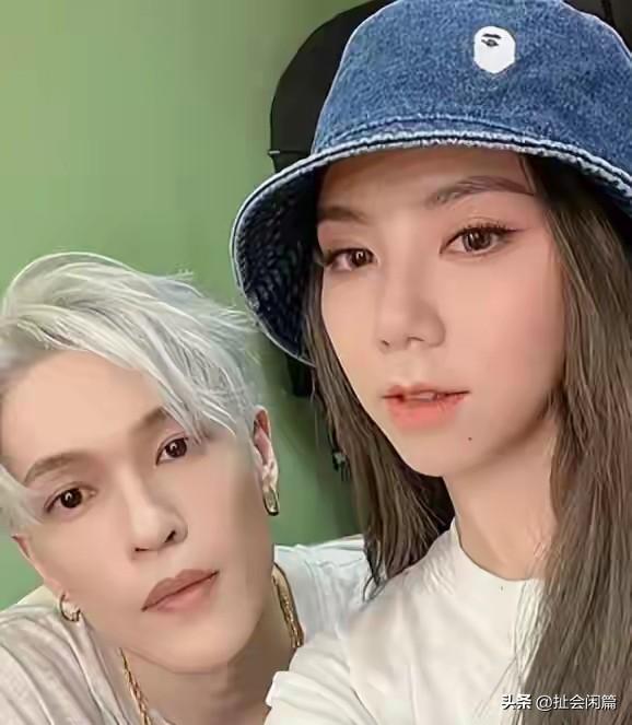 邓紫棋现在的男朋友真的好帅啊！不愧为造型师，自己的造型起码是非常时尚的。

邓紫