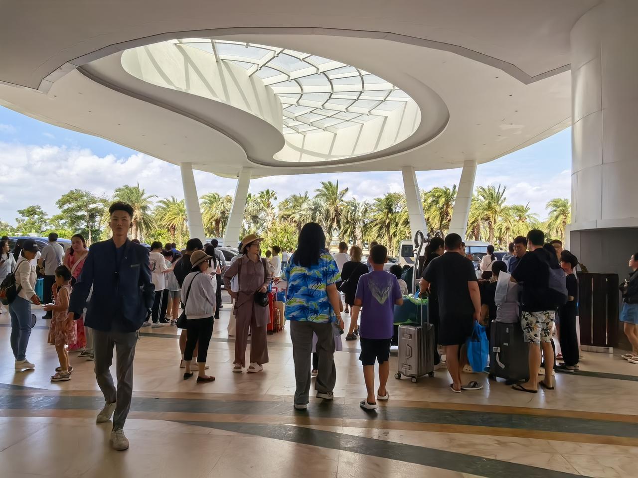 三亚七星级酒店爆满，人头攒动像菜市场。
一走进亚特兰蒂斯，真的让人头懵，偌大的酒