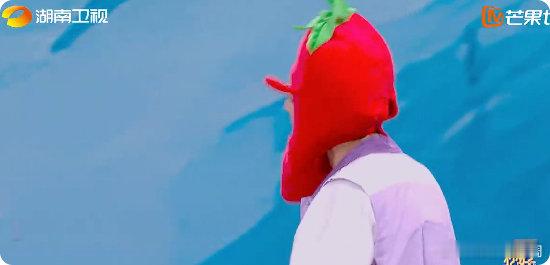 王鹤棣川渝辣椒王王鹤棣：川渝辣椒王申请出战！戴辣椒头套适配度直接拉满，头小脸小真